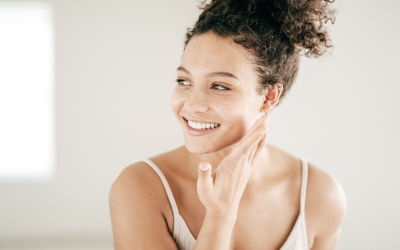 Routine beauté 2024 : science, minimalisme, protection lumière bleue incontournable sensorielle
